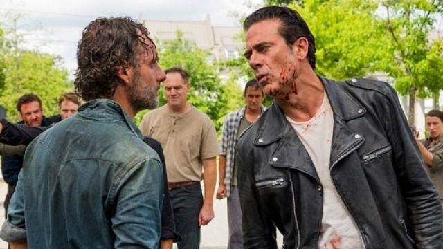 The Walking Dead : le final de la saison 7 promet une guerre sans merci...