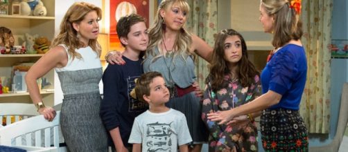 New Fuller House Cast Photos Feature the Group Hug and Family ... - eonline.com