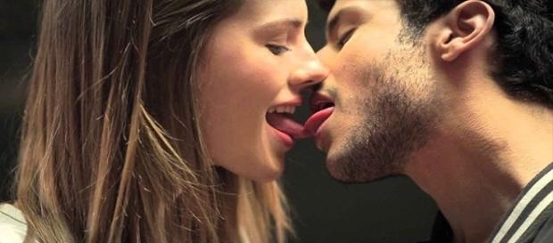 Beijos e carícias são vitais em um relacionamento amoroso Beijos e carícias são vitais em um relacionamento amoroso