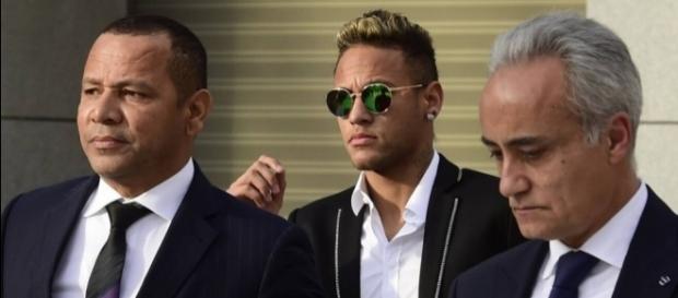 Famoso jogador Neymar de óculos Famoso jogador Neymar de óculos