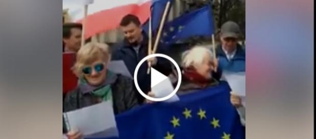 Sympatycy KODu w dosyć specyficzny sposób wyśpiewywali Odę do Radości. Sympatycy KODu w dosyć specyficzny sposób wyśpiewywali Odę do Radości.