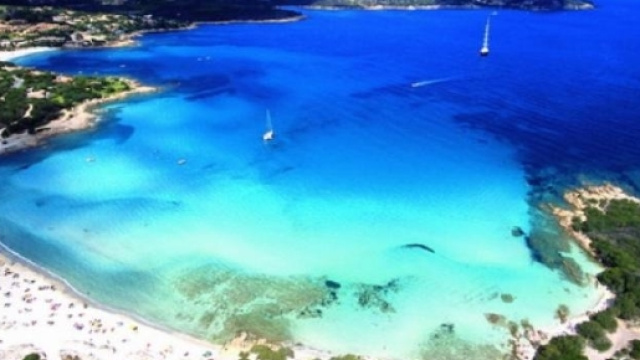 Costa Smeralda, una roccia trasformata dal vento Costa Smeralda ... - pinterest.com