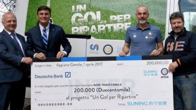 L'assegno da 200 mila euro donato dall'Inter alle popolazioni del centro italia colpite dal terremoto