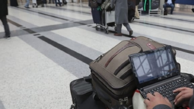 Ordigni miniaturizzati, allarme dell'Fbi: Isis prepara portatili in cui inserire esplosivi per stragi in volo. Foto: sky tg24.