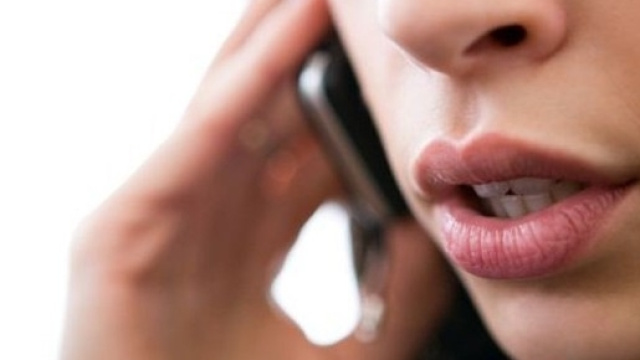 Pronto? Ti ricordi di me? Ho una figlia con tuo marito - Mashable