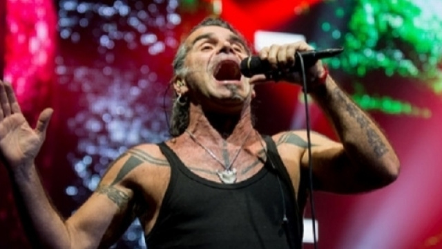 Straordinario concerto di Piero Pelù al Forum di Assago, trasmesso in diretta tv