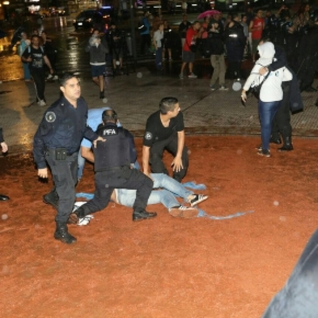 Docentes golpeados en feroz represión