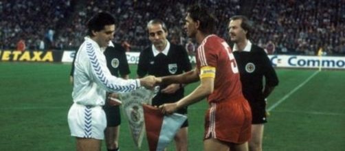 Bayern-Real Madrid del 1987, i capitani Carlos Santillana e Klaus Augenthaler si stringono la mano prima del calcio d'inizio