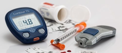 Macchina per la misurazione della glicemia e siringa: il minimo indispensabile per poter controllare il diabete.