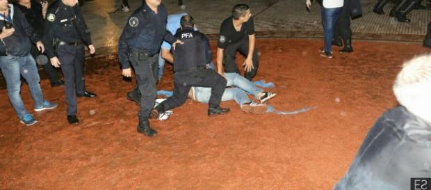 Docentes golpeados en feroz represión Docentes golpeados en feroz represión