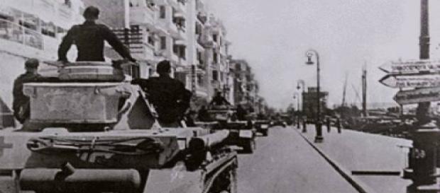 Em 9 de abril de 1941 tanques nazistas invadem Thessaloniki na Grécia Em 9 de abril de 1941 tanques nazistas invadem Thessaloniki na Grécia