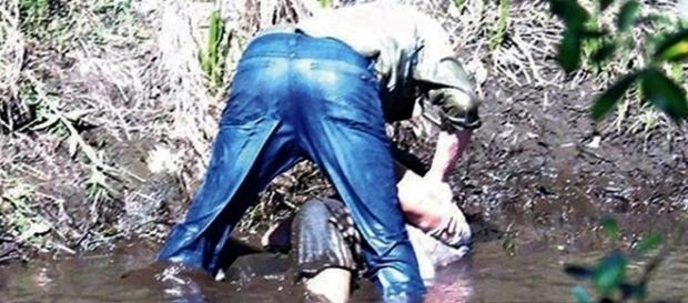 Homem foi gravado a mergulhar a cabeça da mulher na lama do rio Homem foi gravado a mergulhar a cabeça da mulher na lama do rio
