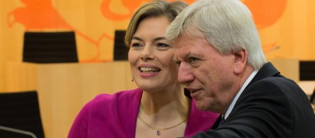 Julia Klöckner und der hessische Ministerpräsident Bouffier, beide CDU. (Source acc. URG Suisse: Martin Kraft / WikiCommons / CC BY-SA 3.0 DE) Julia Klöckner und der hessische Ministerpräsident Bouffier, beide CDU. (Source acc. URG Suisse: Martin Kraft / WikiCommons / CC BY-SA 3.0 DE)