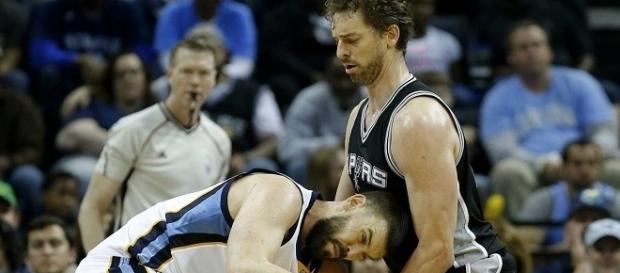 Marc contra Pau Gasol vuelven a chocar. Foto EFE Marc contra Pau Gasol vuelven a chocar. Foto EFE