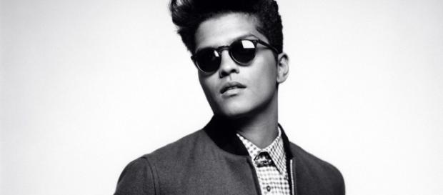 Bruno Mars encanta con su música. Bruno Mars encanta con su música.