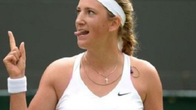 Victoria Azarenka festeggia un colpo vincente durante il torneo di Wimbledon (Daily Express)