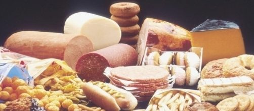 Gli alimenti come carne processata, dolci e fritture hanno un'azione infiammatoria e aumentano il rischio della demenza.