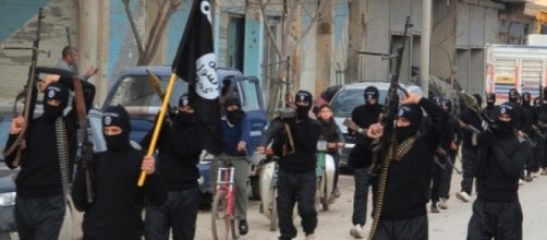 Miliziani dell'Isis in Siria: la tensione tra USA e Russia rischia di concedere una pericolosa tregua al Califfato