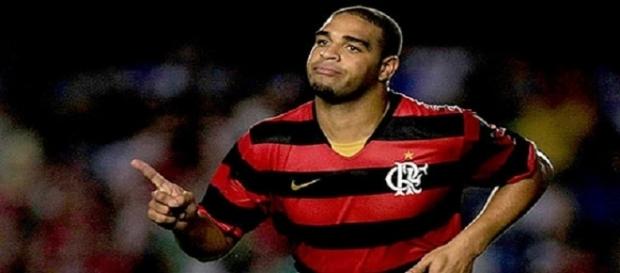 Adriano "Imperador" no auge final de sua carreira, jogando pelo Flamengo. (Fonte: Reprodução/Google) Adriano "Imperador" no auge final de sua carreira, jogando pelo Flamengo. (Fonte: Reprodução/Google)