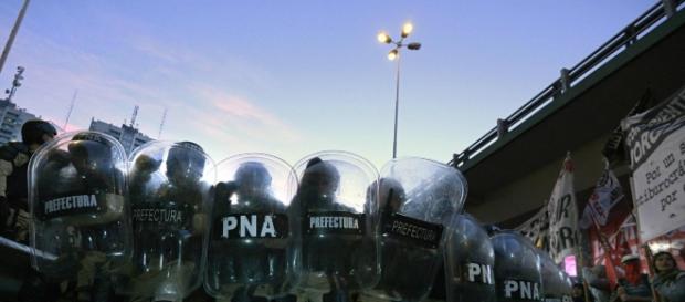 Efectivos de la Prefectura contiene el corte de un acceso a Buenos Aires durante la huegla de la CGT del pasado 6 de abril Efectivos de la Prefectura contiene el corte de un acceso a Buenos Aires durante la huegla de la CGT del pasado 6 de abril