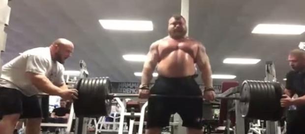 Homem consegue levantar 420 Kg em levantamento de peso na academia. Homem consegue levantar 420 Kg em levantamento de peso na academia.