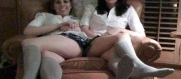 Imagem confusa de duas mulheres sentadas. Imagem confusa de duas mulheres sentadas.