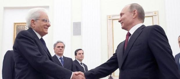 La stretta di mano tra Mattarella e Vladimir Putin La stretta di mano tra Mattarella e Vladimir Putin