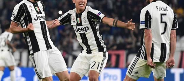 Los jugadores de la Juventus celebran el gol de Dybala. Foto: Miguel Medina (AFP) Los jugadores de la Juventus celebran el gol de Dybala. Foto: Miguel Medina (AFP)