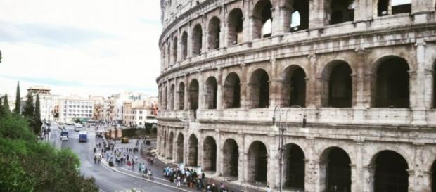 Roma, Colosseo ancora imbrattato dai turisti Roma, Colosseo ancora imbrattato dai turisti