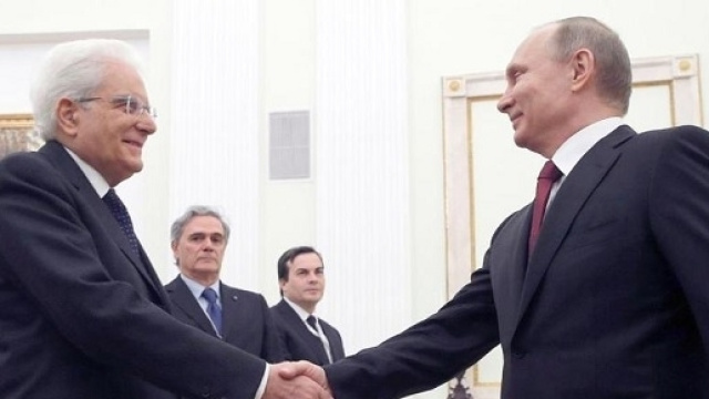 La stretta di mano tra Mattarella e Vladimir Putin