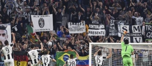 La Juventus festeggia sotto la curva - FOTO: account ufficiale Twitter Gianluigi Buffon