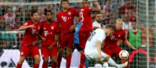 Toni Kroos, lanzando una falta en un partido contra el Bayern de Múnich