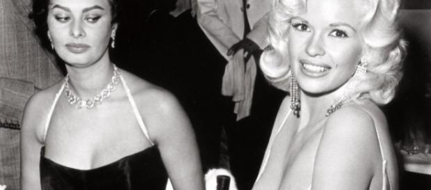As atrizes Sophia Loren e Jayne Mansfield: um olhar de inveja As atrizes Sophia Loren e Jayne Mansfield: um olhar de inveja