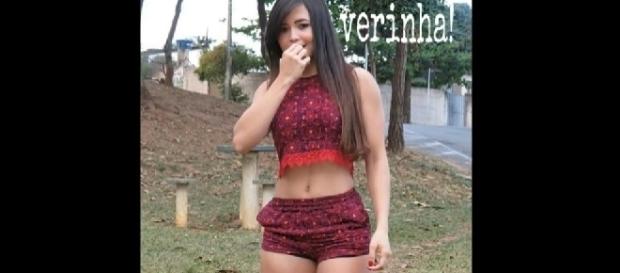 Ela aceitou uma proposta para ganhar dinheiro, mas rebolou para botar a mão na grana. Ela aceitou uma proposta para ganhar dinheiro, mas rebolou para botar a mão na grana.
