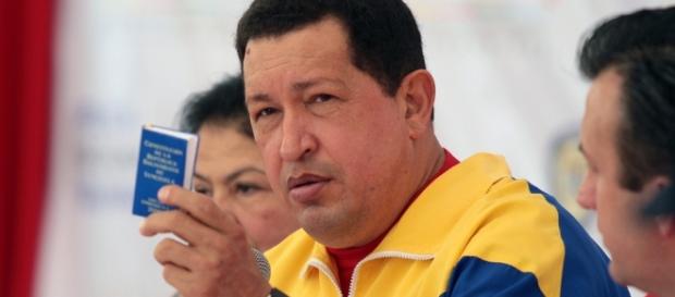 Hugo Chavez y la Constitucion de la Republica el-aji.com Hugo Chavez y la Constitucion de la Republica el-aji.com