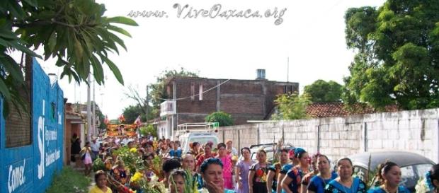 Las regadas y convites en Juchitán y el Istmo, una tradición centenaria. Las regadas y convites en Juchitán y el Istmo, una tradición centenaria.