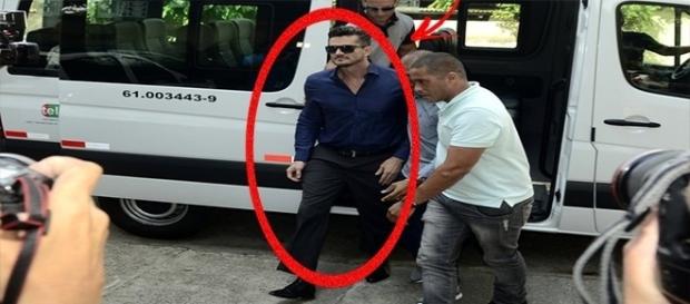 Marcos Harter aparece bastante abatido e visivelmente magro Marcos Harter aparece bastante abatido e visivelmente magro
