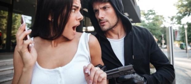 Mulheres são vitimas de assalto e estupro em vários países Mulheres são vitimas de assalto e estupro em vários países