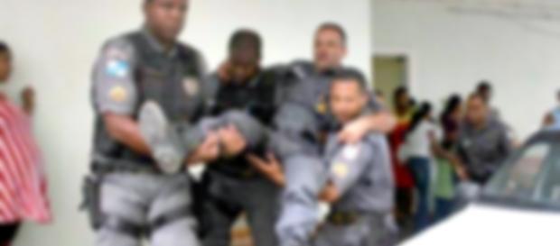O policial carioca foi socorrido e levado para um hospital O policial carioca foi socorrido e levado para um hospital