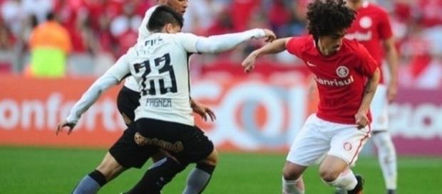 Os jogos entre Inter e Corinthians costumam ser cercados de muita rivalidade e polêmica. Os jogos entre Inter e Corinthians costumam ser cercados de muita rivalidade e polêmica.