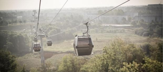 Schwindelfrei muss man hier schon sein: Berlins Seilbahn auf der IGA 2017 / Foto: Dominik Butzmann Schwindelfrei muss man hier schon sein: Berlins Seilbahn auf der IGA 2017 / Foto: Dominik Butzmann