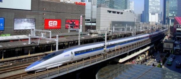 Shinkansen alcança a velocidade de até 300 km/h Shinkansen alcança a velocidade de até 300 km/h
