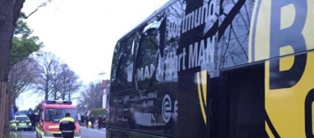 Sprengstoffanschlag auf BVB-Bus - Spiel vertagt | Radio AllgäuHIT - allgaeuhit.de Sprengstoffanschlag auf BVB-Bus - Spiel vertagt | Radio AllgäuHIT - allgaeuhit.de