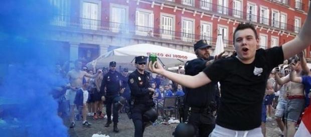 Un hincha del Leicester es apartado por un agente de policía. Foto: Olmo Calvo (El Mundo) Un hincha del Leicester es apartado por un agente de policía. Foto: Olmo Calvo (El Mundo)