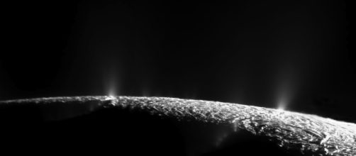 Encelado, satellite di Saturno, ha un oceano sotto la crosta ghiacciata