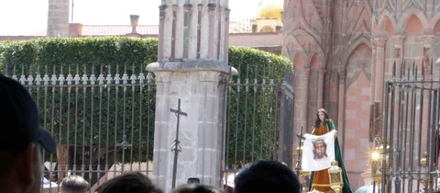 Durante los rituales, se tiene la costumbre de sacar el arte sacro a la calle para ser adorado. Durante los rituales, se tiene la costumbre de sacar el arte sacro a la calle para ser adorado.