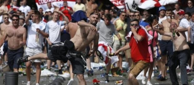 Hooligans rusos contaban con servicios médicos por si se ... - lacongeladora.com Hooligans rusos contaban con servicios médicos por si se ... - lacongeladora.com