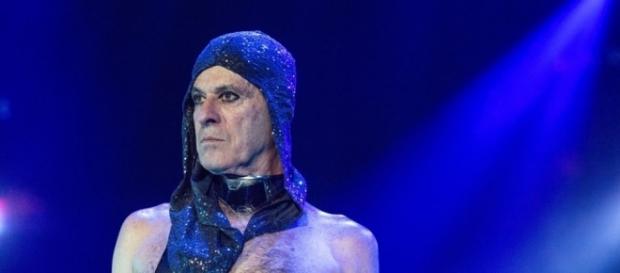 Ney Matogrosso em um show da turnê 'Atento aos Sinais' Ney Matogrosso em um show da turnê 'Atento aos Sinais'