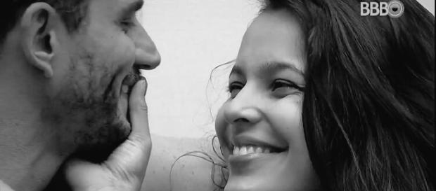 O romance começou muito intenso, mas terminou rápido O romance começou muito intenso, mas terminou rápido