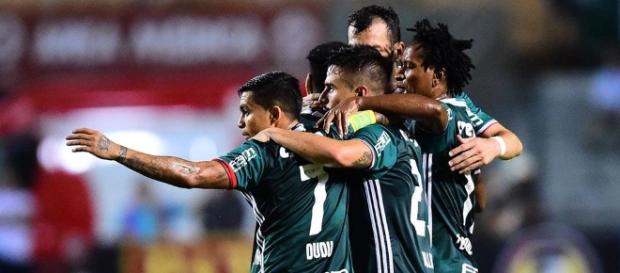 Palmeirenses se abraçam após vitória contra o Peñarol Palmeirenses se abraçam após vitória contra o Peñarol